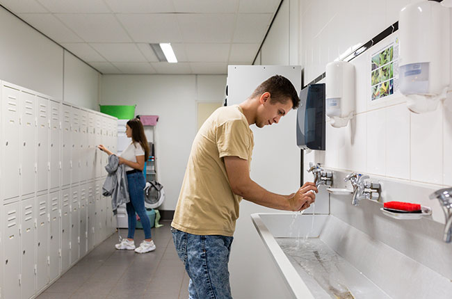Productiemedewerker handen aan het wassen.