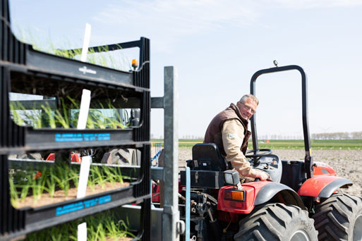 Bedrijfsverzorger van ABflexkracht op een trekker.