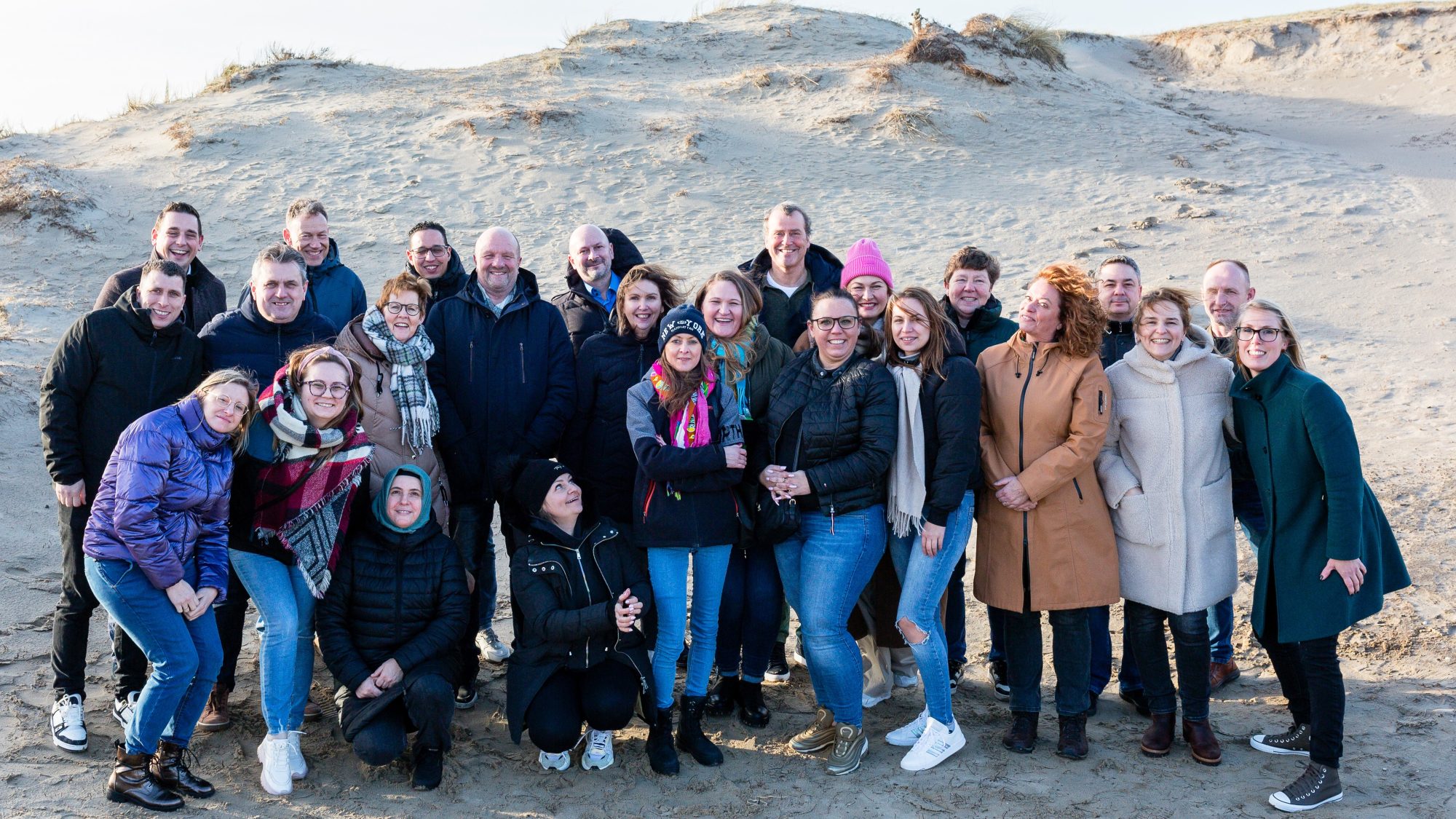 Team van ABflexkracht poseert in Noordwijk tijdens een teambuildingdag.