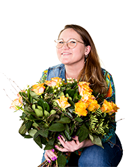 Medewerker ABflexkracht Emilia met bloemen.