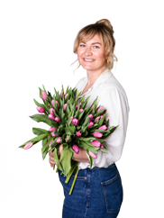 Medewerker ABflexkracht met boeket bloemen.