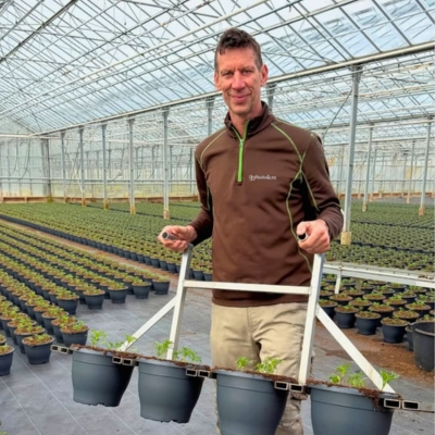 Ruud werkt als bedrijfsverzorger in de kas met jonge planten in de tuinbouw