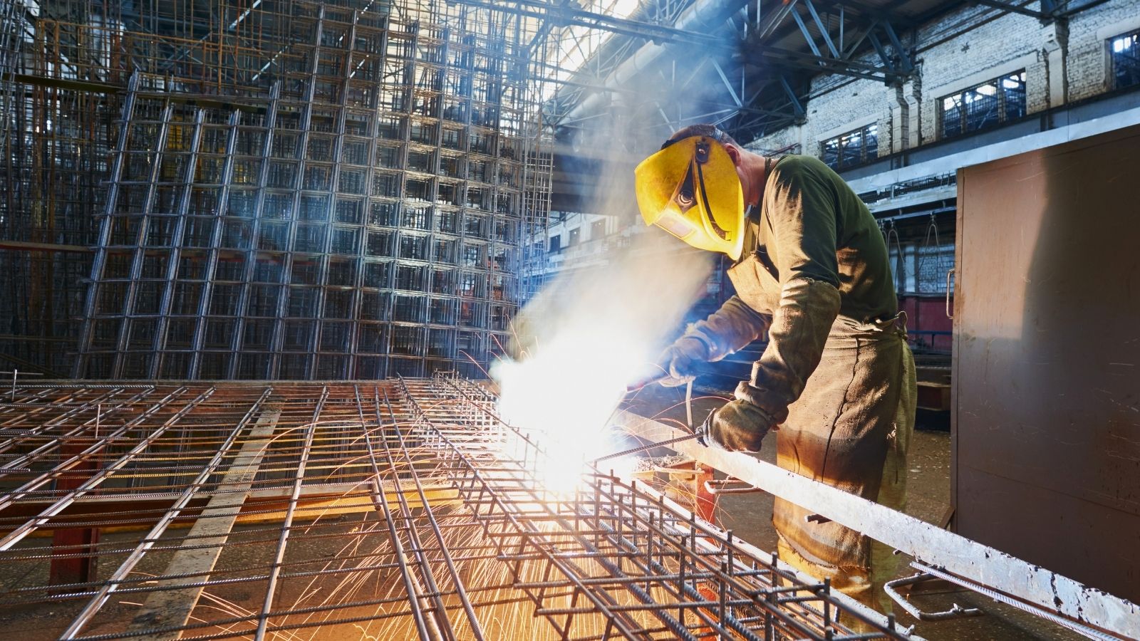 Metaalbewerker aan het werk metaal, beschikbaar als vacature