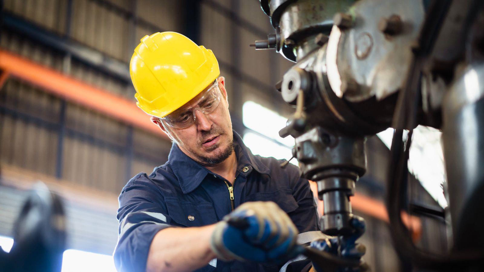 Technisch personeel bedient machine in productieomgeving